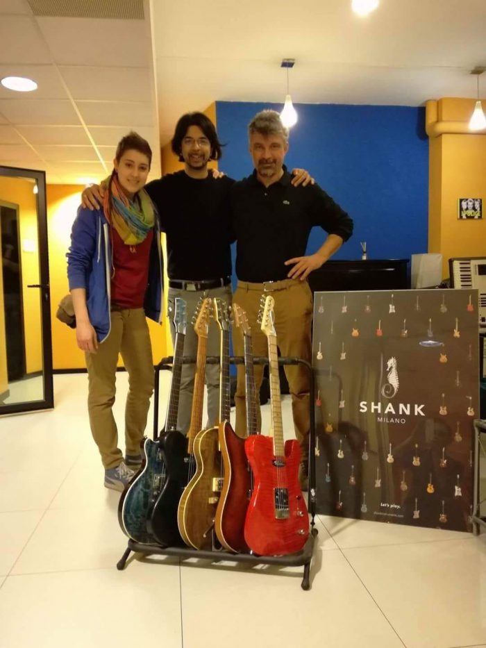 Collaborazione con Bluescore Studio | Shank Instruments Milano: chitarre elettriche, bassi elettrici, batterie a doghe orizzontali | Strumenti costruiti artigianalmente a mano